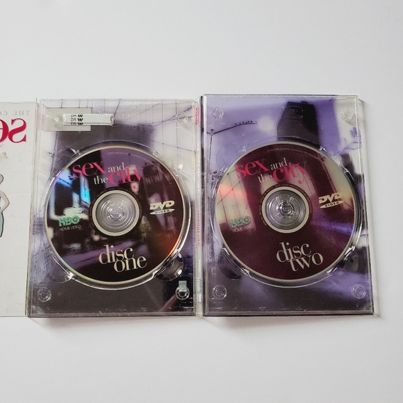 Sex And The City: Season One (2 Discs) DVD - Picture 3 of 3